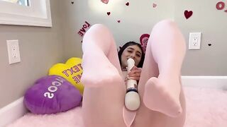 Violet Myers caressed herself in honor of Valentine's Day and reached climax