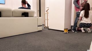 A delivery guy came to the house and was asked to drink coffee with a cuckold wife