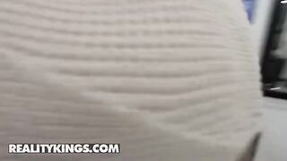 Gina Valentina gets her BF to bang her mid-haircut