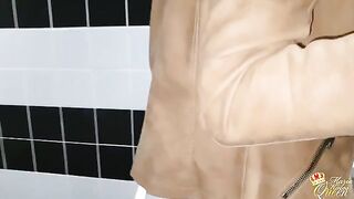 Couple fucked in the toilet of a public place