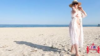 A girl posed naked on the beach and had sex with a stranger