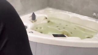 Girl with a wide mouth is suitable for deep sex, especially in homemade scenes