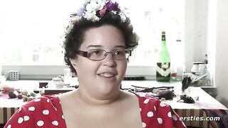 Amateur girl with shaved pussy fingers herself and comes in a steamy homemade vid