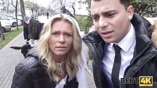 The blonde is having sex with a collector before marrying her husband