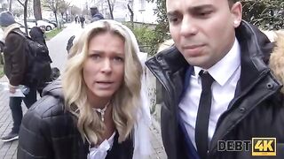 The blonde is having sex with a collector before marrying her husband