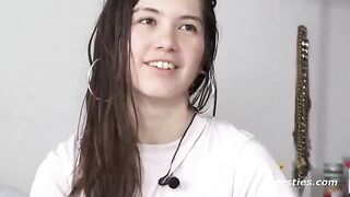 American cutie masturbates her pussy in the bathtub, showcasing natural beauty