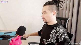 A streamer rewarded his geek with anal sex in a steamy session