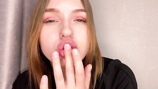 A cute girl with a juicy ass masturbates at home alone