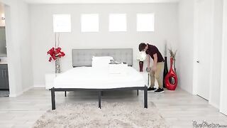 A mature woman seduced a young mover and took control of the encounter