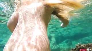 Babe has amazing sex right on the beach with a big ass