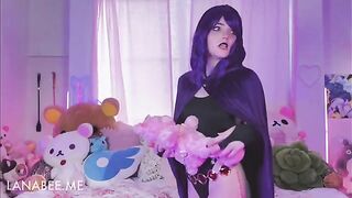 Raven finds Starfire’s toys and experiments in a playful way