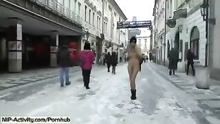 Student flashed her boobs and ass on the city streets
