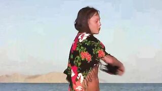 A member shows a girl the wonders of exposure on the beach