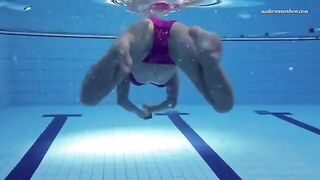 A beauty without clothes is swimming in the pool