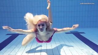 A beauty without clothes is swimming in the pool