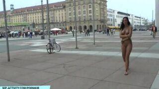 A naughty girl walked naked in the city, risking to be noticed