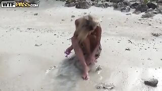 A couple got acquainted at the beach and had private sex on the coast