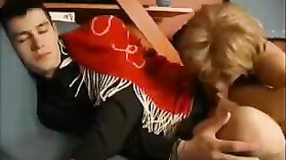 A mom woke up her son with a blowjob, what a fuck!