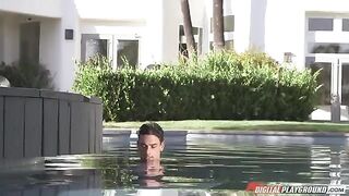 A hot chick is fucking with boyfriend in the swimming pool