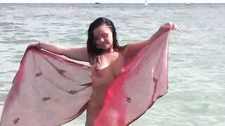 A girl took a bath in the sea naked, it was a great pleasure