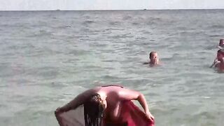 A girl took a bath in the sea naked, it was a great pleasure