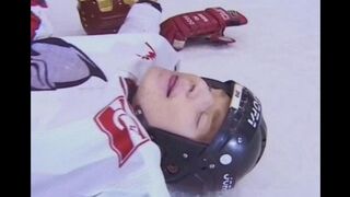 Hockey fan offered the player to fuck her in ass