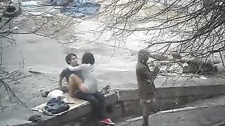 The guy shoots sex with a girl on the city streets