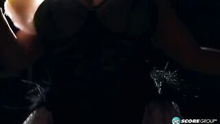 BBW Liza Biggs performs a hot burlesque show
