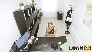 Босс проверил секретаршу на работе с папкой