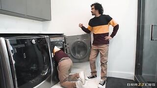 MILF gets her pussy railed by lookalike blonde threesome