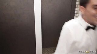 A huge round ass is served to the waiter in toiler box