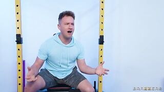 The man fucked pretty girl in the gym changing room