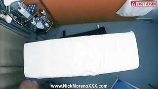 A young masseuse guy fucked a 19-year-old girl during the massage