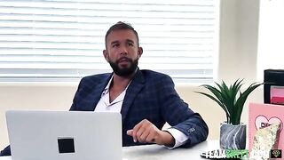 The king of the office party: the one who knows how to have fun
