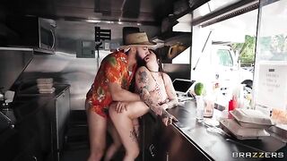 What burgers, I'm fucking! A sexy girl is having sex in public