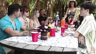 The guy showed the audience a class in making blowsjobs right on the street