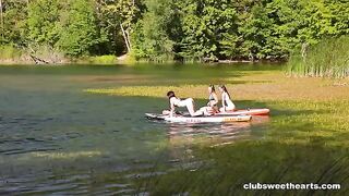Lesbians fuck each other without hesitation in the park