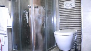 Instead of showering, the girl blew a guy’s dick with her mouth