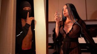 The burglar aimed to safe, but the prize was her tight pussy