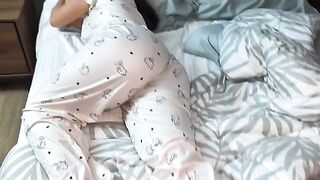 The stepmom couldn´t sleep, so she came to my room to fuck