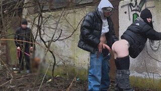 The girl was caught outdoors and couldn’t resist, so she gave in