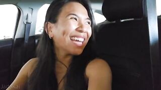 The girl shakes her ass on the Miami beach in a bikini