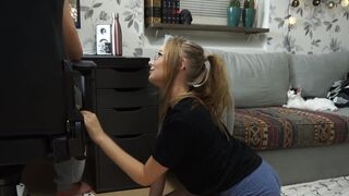 The little girl wants to be fucked and swallow cum
